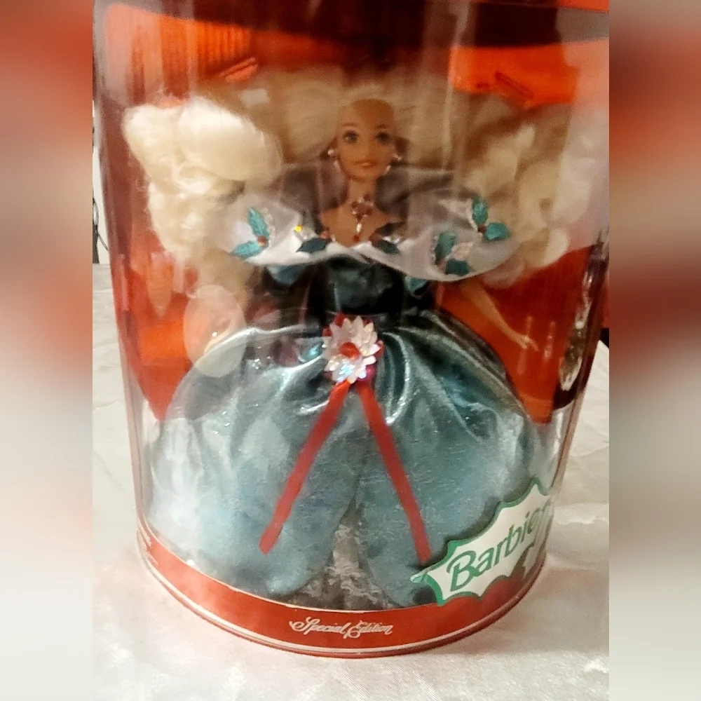 1995 Happy Holidays Special Edition Barbie doll by Mattel. NRFB.